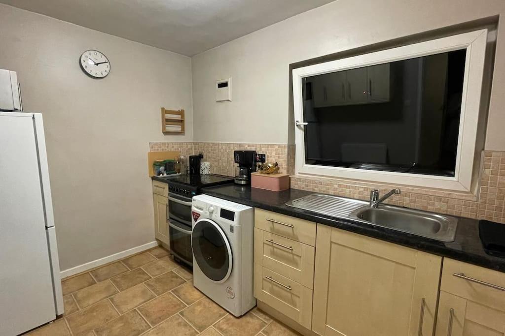 Cosy Flat For 4, Family Friendly, Private Parking, Close To Central London Exterior photo